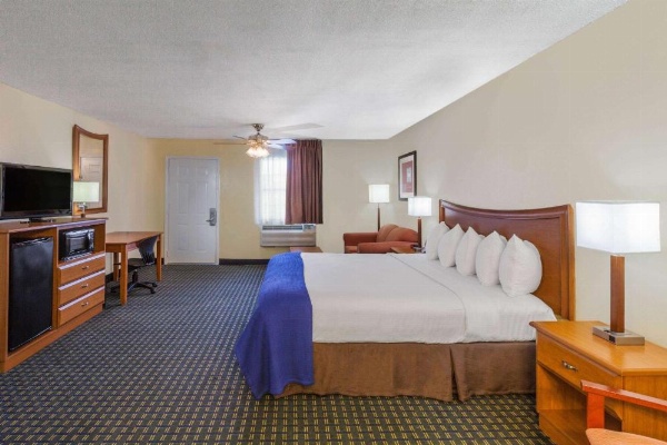 Days Inn by Wyndham Natchitoches image 25